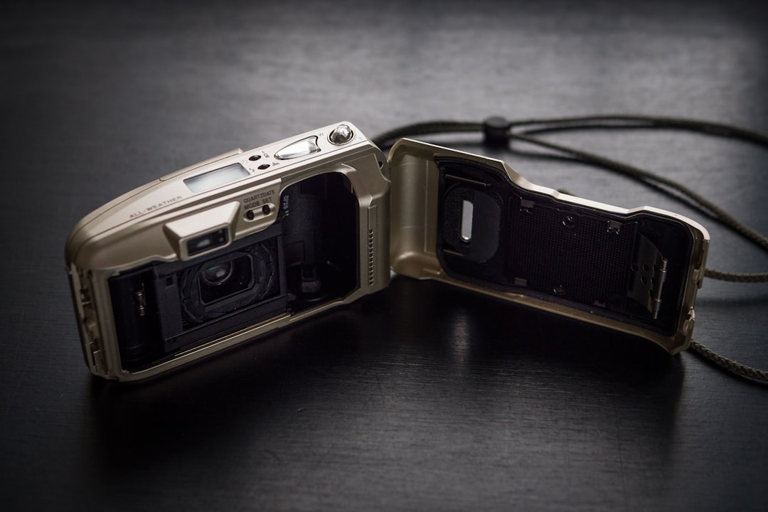 カメラフィルム iPhone 16 Pro/iPhone 16 Pro Max用 カメラ レンズ保護カバー、ウルトラHD強化ガラスカメラカバー[ケースフレンドリー] メタル個別レンズスクリーン保護リング、カラー