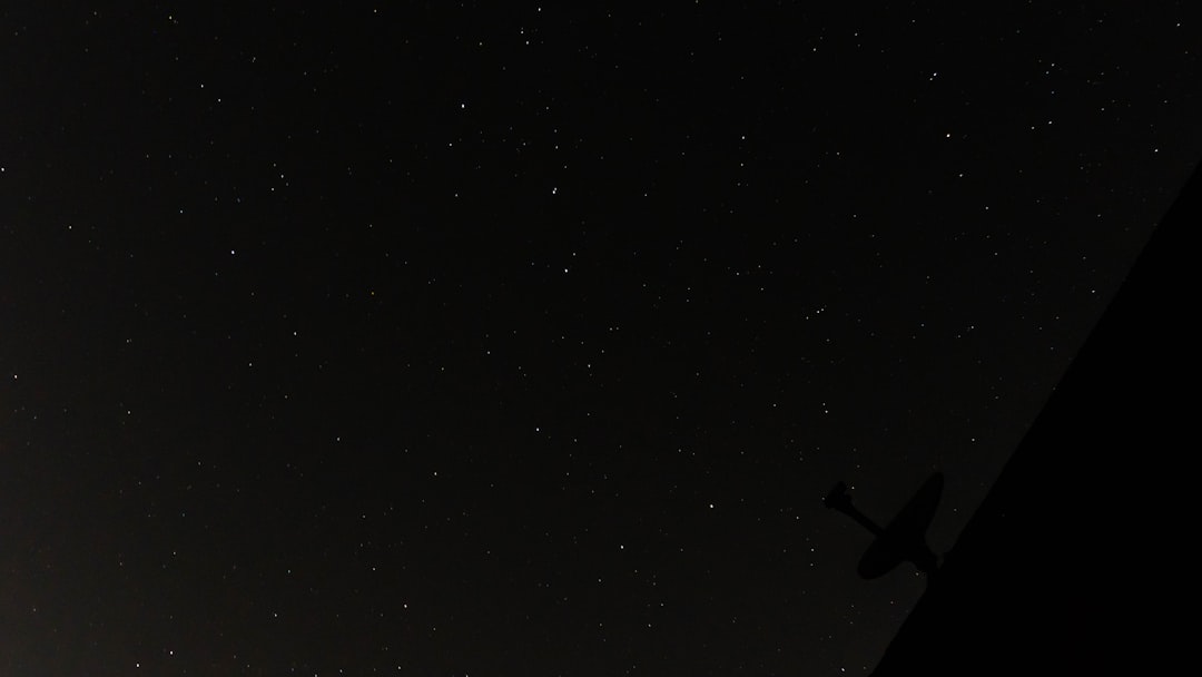 天体望遠鏡 外出 収納パック付き 初心者に最適 150倍以上 高倍率の天体観測望遠鏡（最大333倍）大人使用可能 月のクレーターや土星の輪が見える 調整可能なアルミ三脚 天体観測 月見 スマホ撮影 高度調節 伸縮三脚 3xバローレンズ 携帯バッグ スマートフォンアダプター