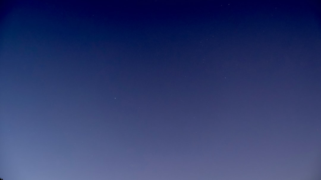 天体望遠鏡 外出 収納パック付き 初心者に最適 150倍以上 高倍率の天体観測望遠鏡（最大333倍）大人使用可能 月のクレーターや土星の輪が見える 調整可能なアルミ三脚 天体観測 月見 スマホ撮影 高度調節 伸縮三脚 3xバローレンズ 携帯バッグ スマートフォンアダプター