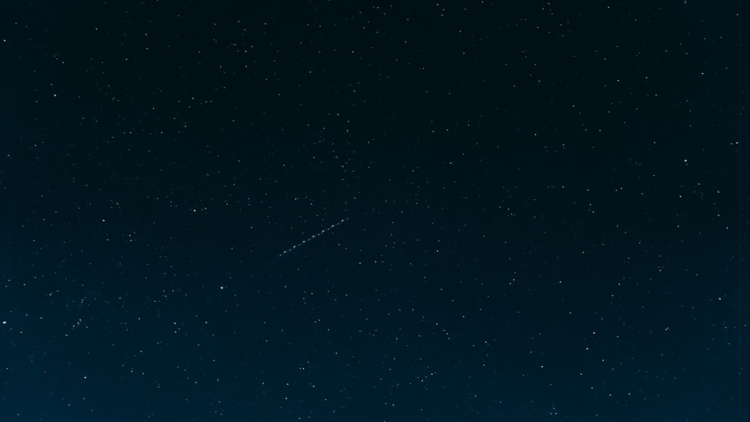 天体望遠鏡 外出 収納パック付き 初心者に最適 150倍以上 高倍率の天体観測望遠鏡(最大333倍)大人使用可能 月のクレーターや土星の輪が見える 調整可能なアルミ三脚 天体観測 月見 スマホ撮影 高度調節 伸縮三脚 3xバローレンズ 携帯バッグ スマートフォンアダプター