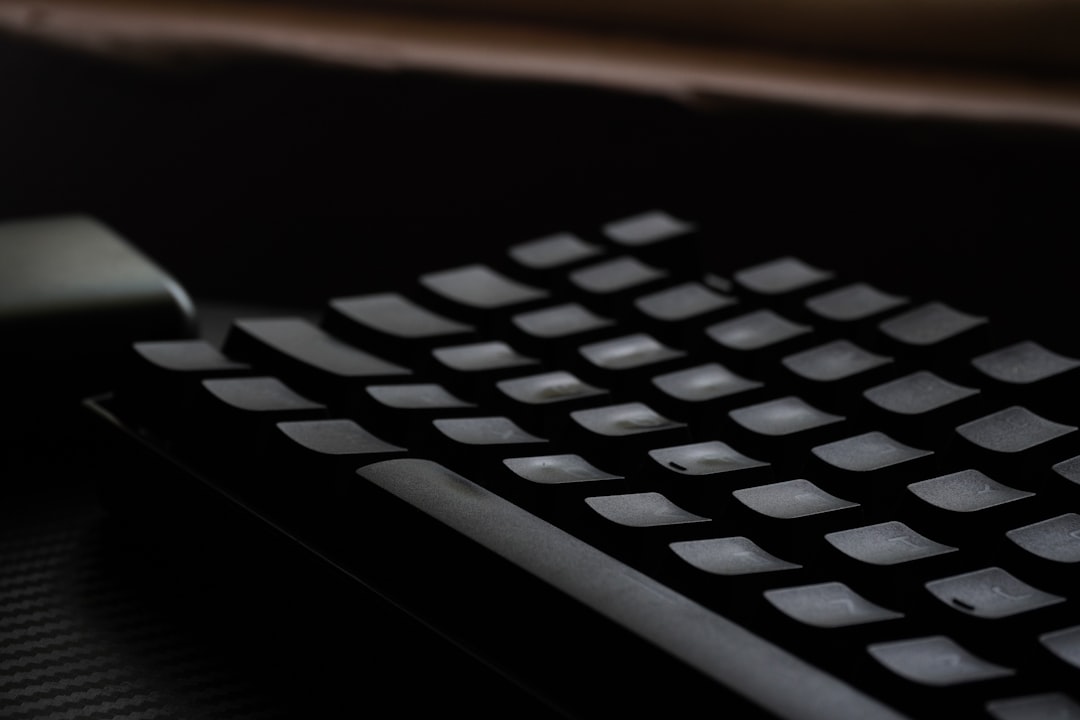 電卓 デスク (テーブル 机) サイズ DS-20WKA-N デスク (テーブル 机) サイズのパートナー、パワフルな計算力を持つ電卓 大きなディスプレイで見やすく、使いやすい操作性 時間を節約し、効率を最大化する頼もしい相棒 計算の限界を超え、未来への一歩を踏み出そう