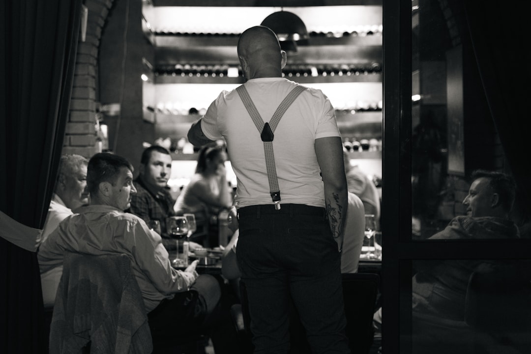 レディース　ストライプ柄　ブラウス　長袖シャツ　ロングシャツ　オーバーサイズ　トップス　カジュアル　シンプル　クール　きれいめ　上品　エレガント　おしゃれ　お出かけ　オフィス　ビジネス　学生　爽やか　コットン　デイリー　普段着　ネイビー　フリーサイズ