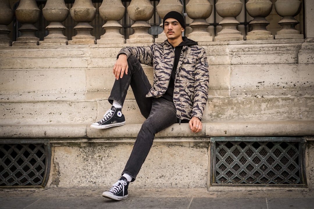 スニーカー メンズ コーデ おすすめ