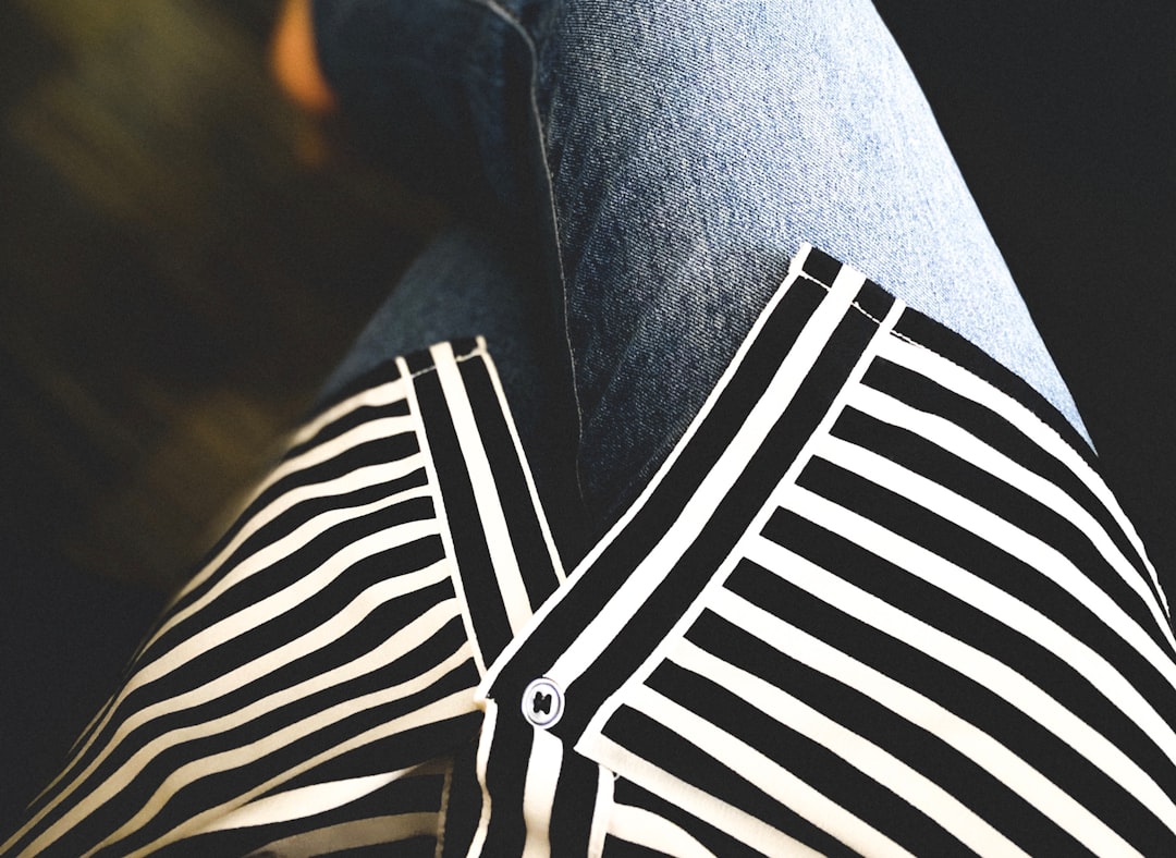 レディース ストライプ柄 ブラウス 長袖シャツ ロングシャツ オーバーサイズ トップス カジュアル シンプル クール きれいめ 上品 エレガント おしゃれ お出かけ オフィス ビジネス 学生 爽やか コットン デイリー 普段着 ネイビー フリーサイズ