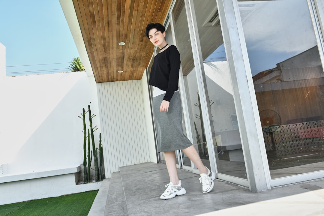 トップス セーター レディース 長袖 ラウンドネック プルオーバー ショート丈 ふわふわ きれいめ シンプル 上品 カジュアル こなれ感 個性的 主役級 存在感 秋 冬 ベーシック クール キュート フェミニン 清楚 送料無料 白 ピンク カーキ グレー ダークグレー フリーサイズ