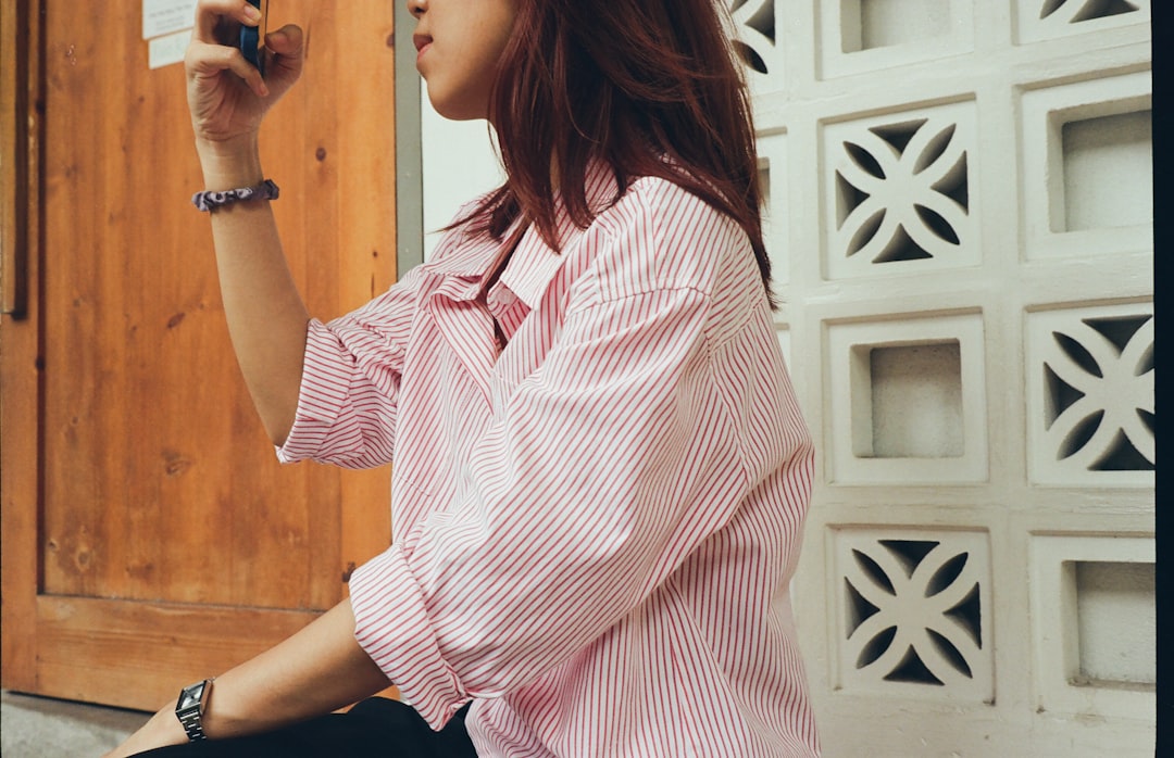 レディース　ストライプ柄　ブラウス　長袖シャツ　ロングシャツ　オーバーサイズ　トップス　カジュアル　シンプル　クール　きれいめ　上品　エレガント　おしゃれ　お出かけ　オフィス　ビジネス　学生　爽やか　コットン　デイリー　普段着　ネイビー　フリーサイズ