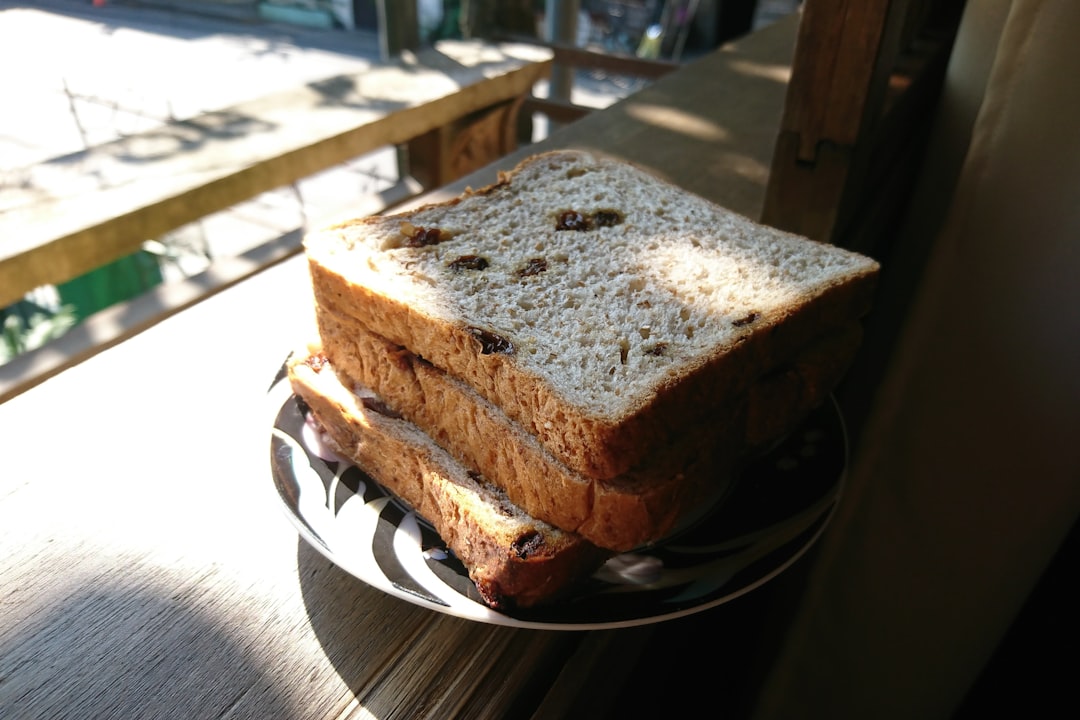 高級 食パン 倒産