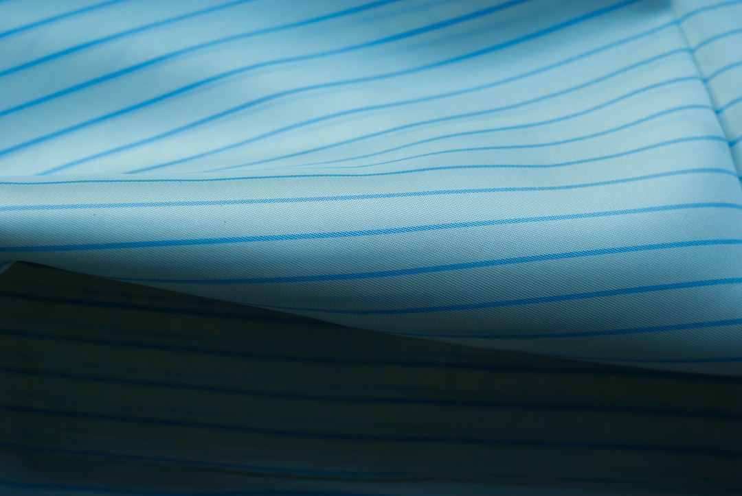 レディース　ストライプ柄　ブラウス　長袖シャツ　ロングシャツ　オーバーサイズ　トップス　カジュアル　シンプル　クール　きれいめ　上品　エレガント　おしゃれ　お出かけ　オフィス　ビジネス　学生　爽やか　コットン　デイリー　普段着　ネイビー　フリーサイズ