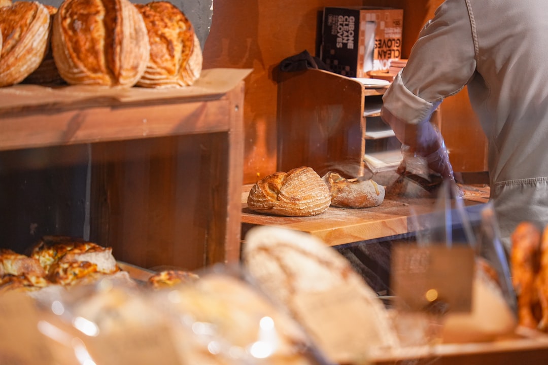 高級 食パン 倒産